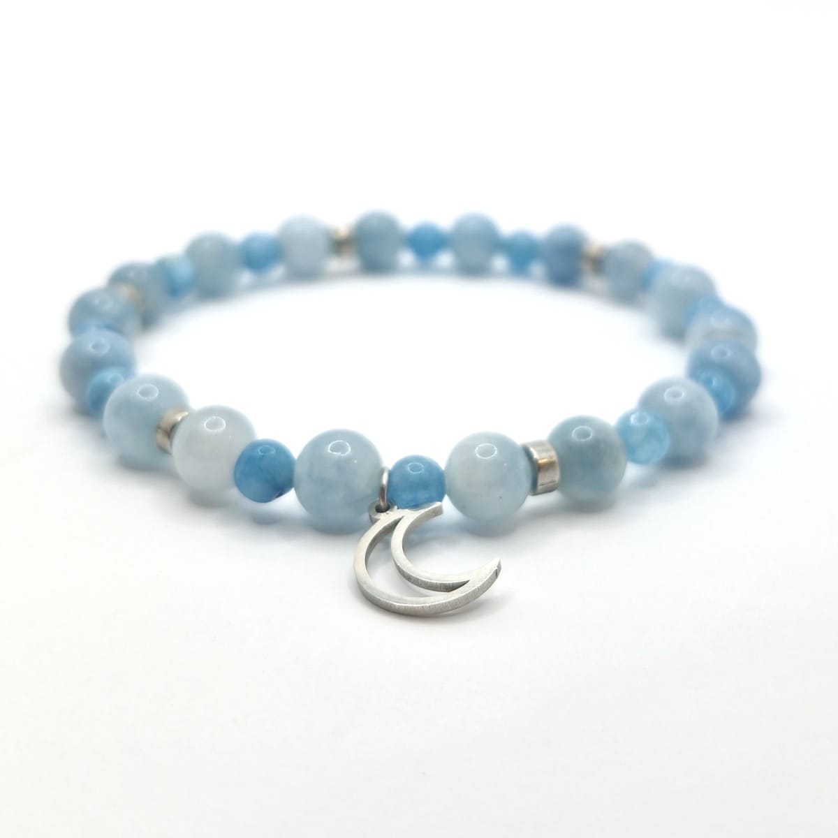 damska bransoletka z akwamarynek, srebrnymi przekładkami i zawieszką księżyc