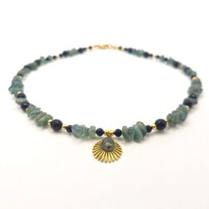 Naszyjnik z naturalnych kamieni zielonego agatu i czarnego onyksu ze złotymi detalami i ozdobną zawieszką.