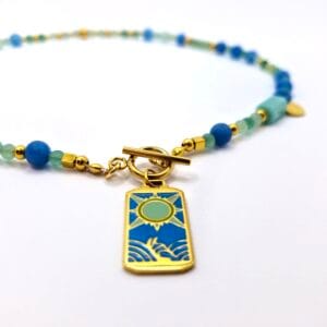 Naszyjnik koloru złotego z kamieni Awenturyn i Agat z prostokątną zawieszką w turkusowo-zielonym kolorze z motywem Słońca i wody.