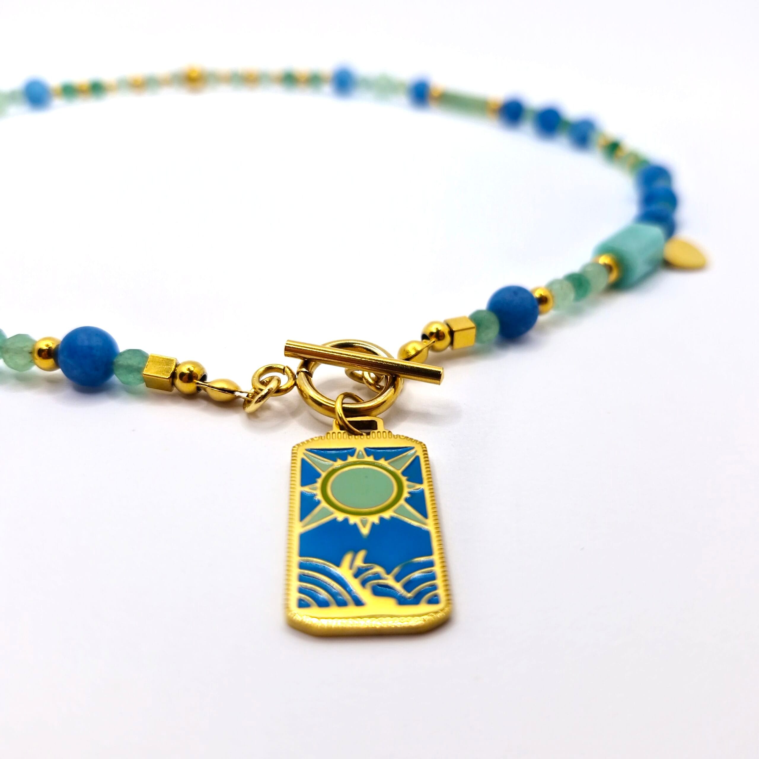 Naszyjnik koloru złotego z kamieni Awenturyn i Agat z prostokątną zawieszką w turkusowo-zielonym kolorze z motywem Słońca i wody.