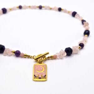 Zbliżenie na zawieszkę z różowym motywem Księżyca oraz fasetowane koraliki Ametyst i Kwarc Różowy.