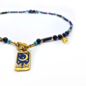 Zbliżenie na wisiorek, kamienie Lapis Lazuli i Turkus oraz małą zawieszkę z naturalnego Cytrynu.