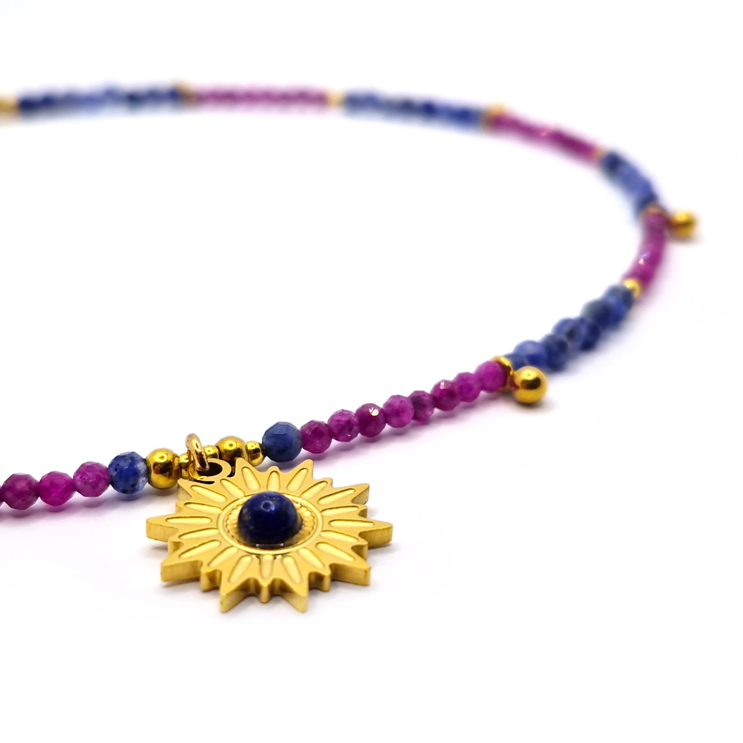 Wyraźny detal zawieszki w kształcie Słońca, z centralnym kamieniem Lapis Lazuli.