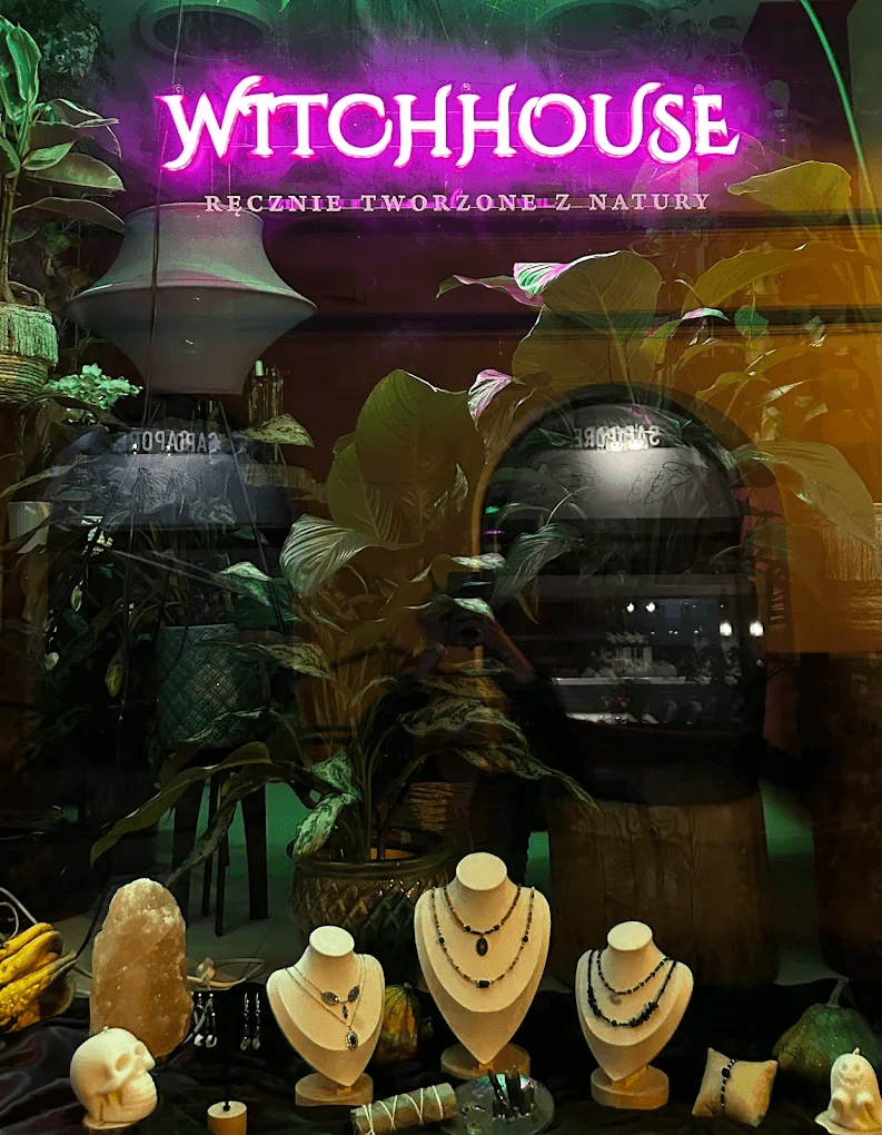 witryna sklepowa sklepu witchhouse w Opolu z widocznymi ekspozytorami z ręcznie robioną biżuterią i różowym neonem reklamowym