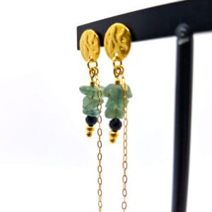 Kolczyki koloru złotego wiszące z surowymi bryłkami zielonego kwarcu, czarnym onyksem i ozdobną młotkowaną blaszką na sztyfcie.